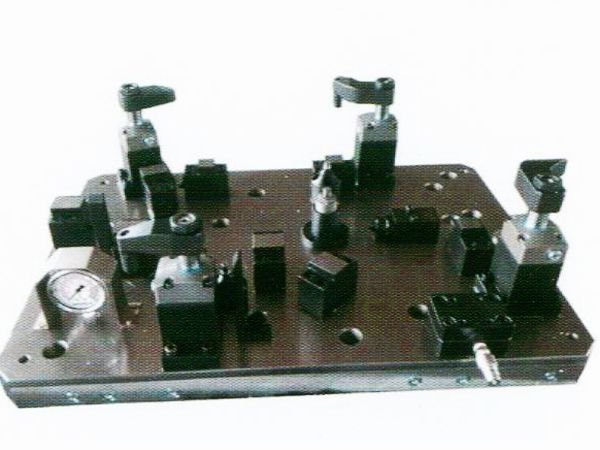 齿(chi)轮室罩(zhao)盖(gai)液压(ya)夹(jia)具(ju)